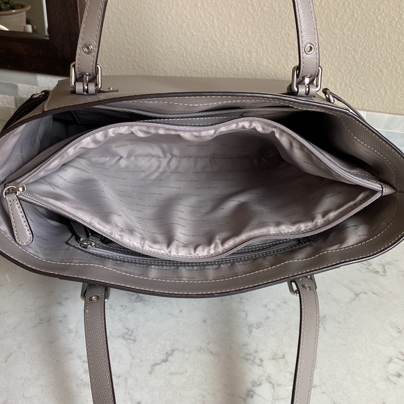 •Michael Kors• Large Voyager Tote Purse - Picture 11 of 16